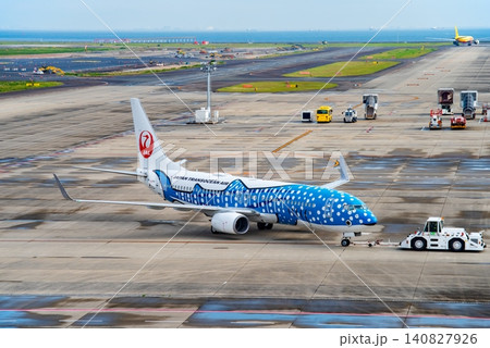 《中部国際空港セントレア》離陸のためゲートを離れる国内線旅客機「JTAジンベエジェット」 《中部国際空港セントレア》離陸のためゲートを離れる国内線旅客機「JTAジンベエジェット」 140827926
