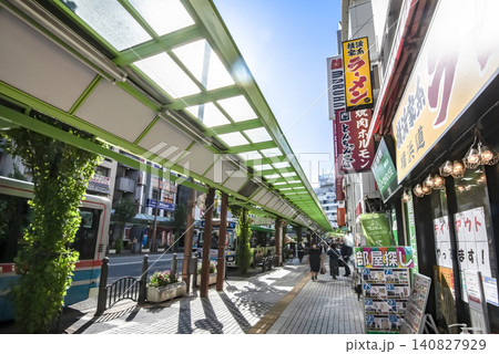 東京都大田区の都市風景 蒲田駅前のバス停と繁華街 東京都大田区の都市風景 蒲田駅前のバス停と繁華街 140827929