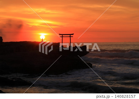伊豆下田・白浜大浜海岸の朝焼け 140828157