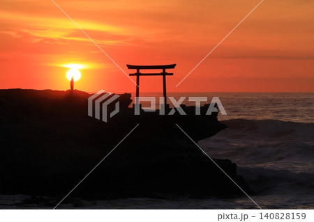 伊豆下田・白浜大浜海岸の朝焼け 140828159