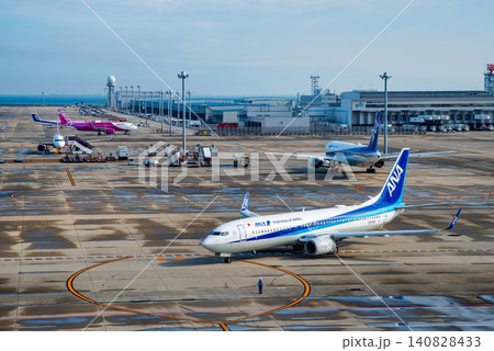 《中部国際空港セントレア》「スカイデッキ」からの展望・離陸のため滑走路へ向かう国内線旅客機 《中部国際空港セントレア》「スカイデッキ」からの展望・離陸のため滑走路へ向かう国内線旅客機 140828433