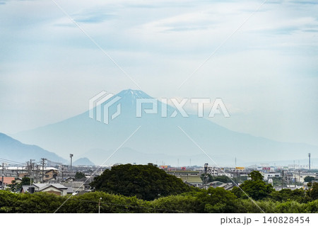 大鐘家(静岡県牧之原市)見晴らし台から霞む富士山を望む 大鐘家(静岡県牧之原市)見晴らし台から霞む富士山を望む 140828454