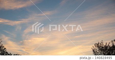 背景素材　夕焼けに染まる空のイメージ 140828495