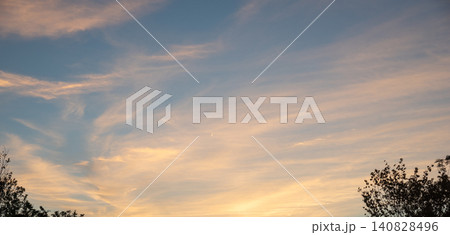 背景素材 夕焼けに染まる空のイメージ 背景素材 夕焼けに染まる空のイメージ 140828496