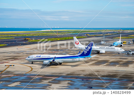 《中部国際空港セントレア》「スカイデッキ」からの展望・離陸のため滑走路へ向かう国内線旅客機 《中部国際空港セントレア》「スカイデッキ」からの展望・離陸のため滑走路へ向かう国内線旅客機 140828499