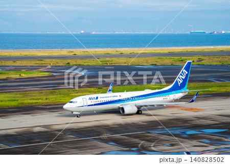 《中部国際空港セントレア》「スカイデッキ」からの展望・離陸のため滑走路へ向かう国内線旅客機 《中部国際空港セントレア》「スカイデッキ」からの展望・離陸のため滑走路へ向かう国内線旅客機 140828502