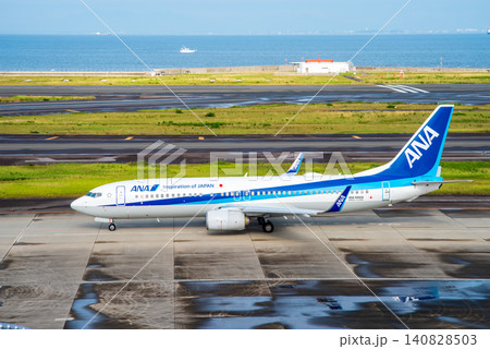 《中部国際空港セントレア》「スカイデッキ」からの展望・離陸のため滑走路へ向かう国内線旅客機 《中部国際空港セントレア》「スカイデッキ」からの展望・離陸のため滑走路へ向かう国内線旅客機 140828503