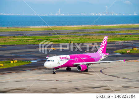 《中部国際空港セントレア》「スカイデッキ」からの展望・離陸のため滑走路へ向かう国内線旅客機 《中部国際空港セントレア》「スカイデッキ」からの展望・離陸のため滑走路へ向かう国内線旅客機 140828504