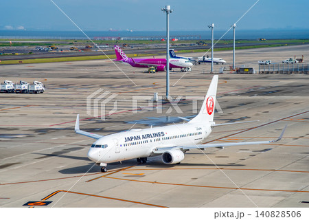 《中部国際空港セントレア》「スカイデッキ」からの展望・離陸のため滑走路へ向かう国内線旅客機 140828506