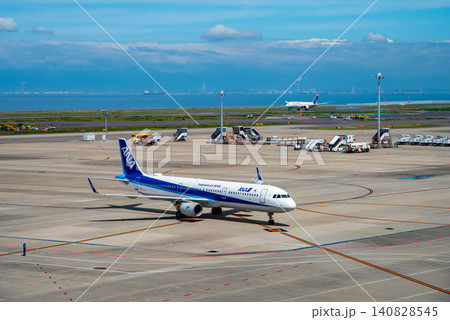 《中部国際空港セントレア》「スカイデッキ」からの展望・着陸し到着ゲートへ向かう国内線旅客機 《中部国際空港セントレア》「スカイデッキ」からの展望・着陸し到着ゲートへ向かう国内線旅客機 140828545