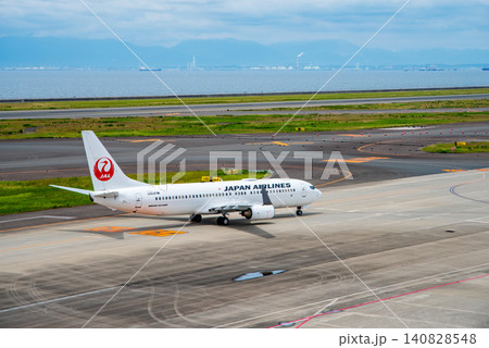 《中部国際空港セントレア》「スカイデッキ」からの展望・着陸し到着ゲートへ向かう国内線旅客機 《中部国際空港セントレア》「スカイデッキ」からの展望・着陸し到着ゲートへ向かう国内線旅客機 140828548