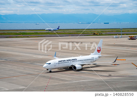 《中部国際空港セントレア》「スカイデッキ」からの展望・着陸し到着ゲートへ向かう国内線旅客機 《中部国際空港セントレア》「スカイデッキ」からの展望・着陸し到着ゲートへ向かう国内線旅客機 140828550