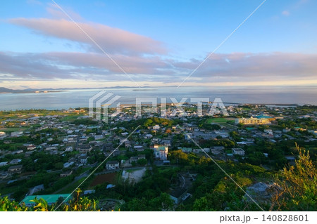 タッチュンから眺める伊江島の風景 タッチュンから眺める伊江島の風景 140828601