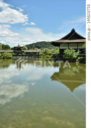 平安神宮東神苑　栖鳳池の泰平閣と尚美館(京都市左京区) 140828758