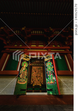 京都・岩船寺の重要文化財三重塔の内部に描かれた鮮やかな壁画と扉絵 140829170