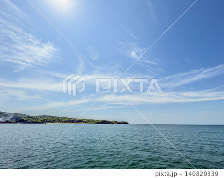 青い空と海が広がる夏の風景 140829339