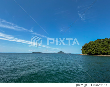 青い海と空が広がる穏やかな海岸風景 青い海と空が広がる穏やかな海岸風景 140829363