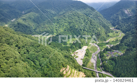 富山県と新潟県の県境を流れる境川の下流域から山の方を眺めたところ 富山県と新潟県の県境を流れる境川の下流域から山の方を眺めたところ 140829461