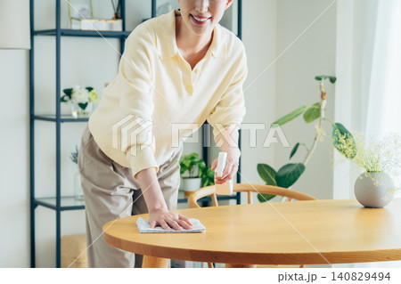 テーブルを拭く若い女性の手元 テーブルを拭く若い女性の手元 140829494
