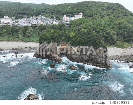 高知県土佐清水市・白山洞門と足摺岬の海岸地形 高知県土佐清水市・白山洞門と足摺岬の海岸地形 140829581