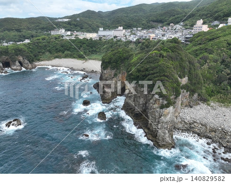 高知県土佐清水市・白山洞門と足摺岬の海岸地形 高知県土佐清水市・白山洞門と足摺岬の海岸地形 140829582