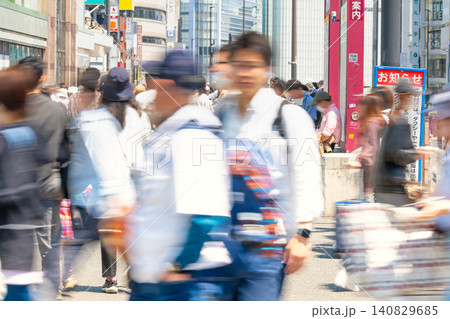 東京・混雑する新宿駅前 140829685