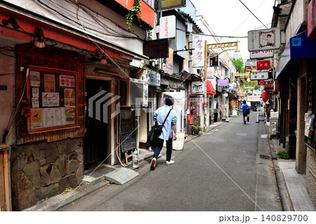 外国人観光客が目立つ祭りの日の新宿ゴールデン街 外国人観光客が目立つ祭りの日の新宿ゴールデン街 140829700