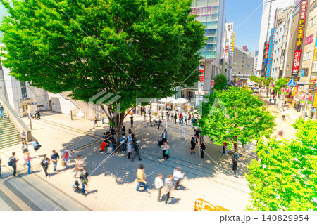 東京・混雑する新宿駅前 東京・混雑する新宿駅前 140829954