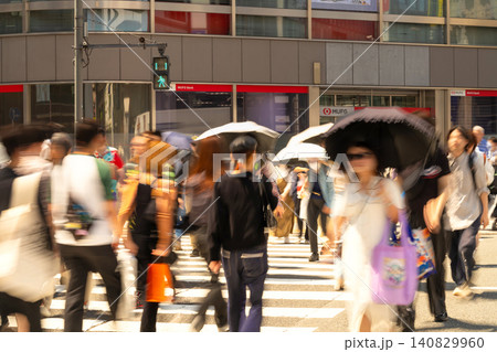 東京・新宿3丁目交差点 140829960