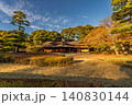 冬の澄んだ青空と美しい日本庭園に佇む歴史的な和風建築「諏訪茶屋」の風景 2023年12月 140830144