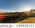 旧江戸城の壮大な石垣の上から差し込むまばゆい太陽の光芒と冬の青空 2023年12月 140830153