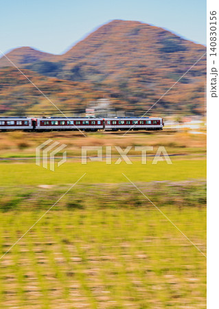 秋晴れの二上山麓を爽快に駆け抜ける近鉄の通勤電車 秋晴れの二上山麓を爽快に駆け抜ける近鉄の通勤電車 140830156