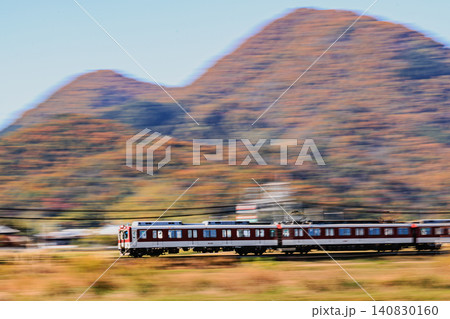 紅葉の二上山を背景に流し撮りで躍動感を表現した近鉄電車 140830160