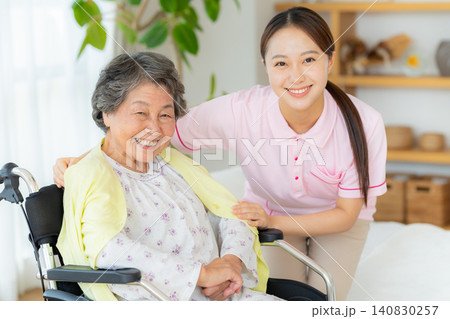 介護施設で暮らすシニア女性と若い介護士 140830257