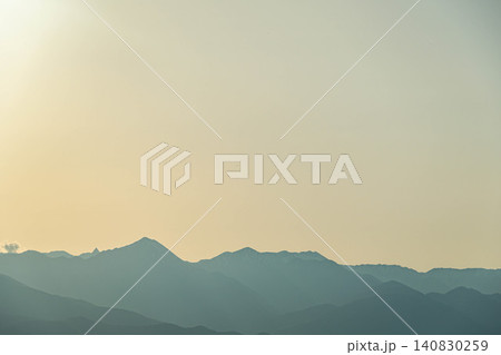 夕暮れ時の美しい山並みのシルエット 夕暮れ時の美しい山並みのシルエット 140830259