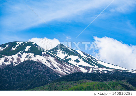 日本百名山・乗鞍岳の美しい山並みと初夏の風景 140830285