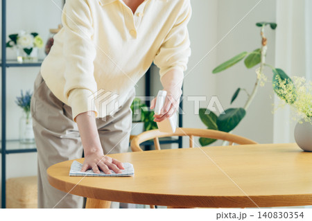 テーブルを拭く若い女性の手元 テーブルを拭く若い女性の手元 140830354