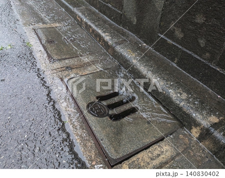 雨水の流れ込む側溝 雨水桝 雨水の流れ込む側溝 雨水桝 140830402