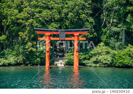 大人気の箱根神社を芦ノ湖から望む 大人気の箱根神社を芦ノ湖から望む 140830410
