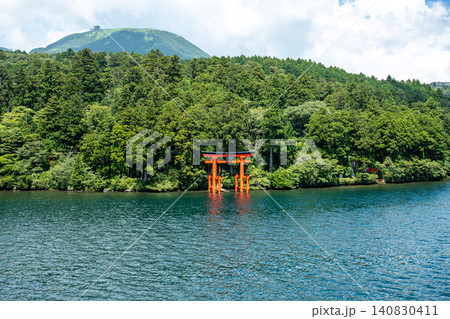 大人気の箱根神社を芦ノ湖から望む 大人気の箱根神社を芦ノ湖から望む 140830411
