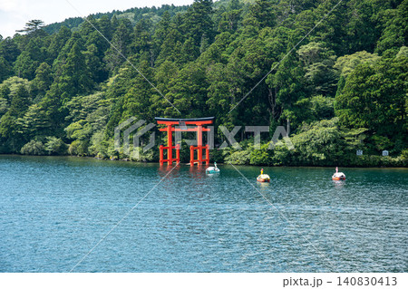 大人気の箱根神社を芦ノ湖から望む 大人気の箱根神社を芦ノ湖から望む 140830413
