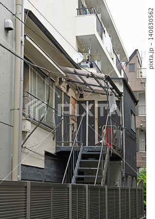 昭和が残る外階段 谷根千の路地奥に佇むノスタルジックな古いアパート 昭和が残る外階段 谷根千の路地奥に佇むノスタルジックな古いアパート 140830562
