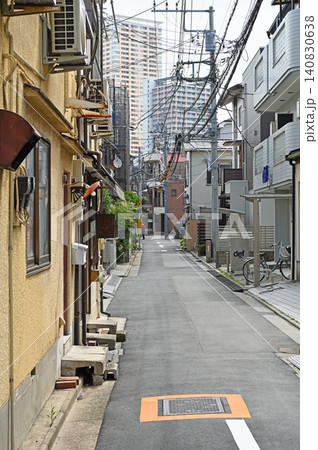 新旧が交差する路地裏 谷根千の古い街並みの奥にそびえるモダンなタワーマンション 新旧が交差する路地裏 谷根千の古い街並みの奥にそびえるモダンなタワーマンション 140830638