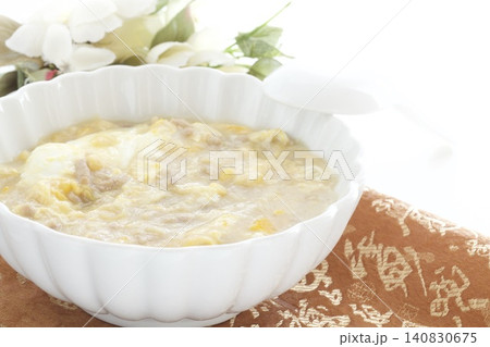 卵とひき肉が入った中華コーンスープ 卵とひき肉が入った中華コーンスープ 140830675