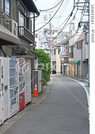 自販機が並ぶ曲がり角 谷根千の緩やかなカーブが描くのどかな下町の日常風景 自販機が並ぶ曲がり角 谷根千の緩やかなカーブが描くのどかな下町の日常風景 140830695