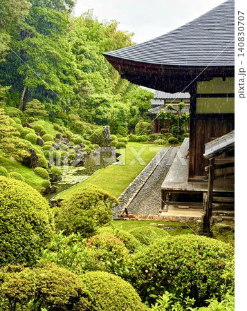 緑に包まれた龍譚寺 緑に包まれた龍譚寺 140830707