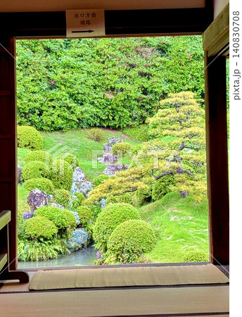 新緑を映した龍潭寺の庭園 新緑を映した龍潭寺の庭園 140830708