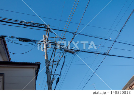 青空に伸びる電柱と錯綜する電線 青空に伸びる電柱と錯綜する電線 140830818
