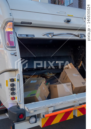 ゴミ収集車の荷台に積まれた段ボール ゴミ収集車の荷台に積まれた段ボール 140830824
