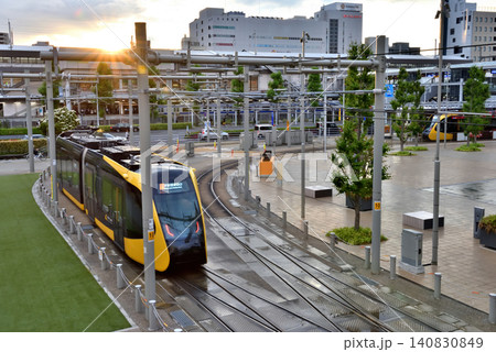 宇都宮の街を走る新交通システムLRT 140830849